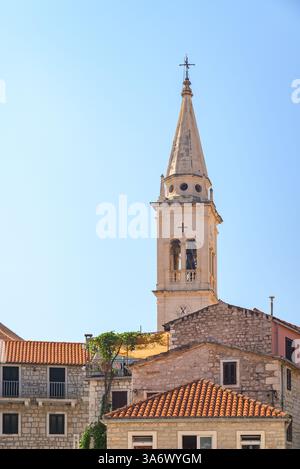 Glockenturm der Festungskirche St. Maria in der Altstadt von Jelsa auf der Adria-Insel Hvar in der Grafschaft Split-Dalmatien in Kroatien am 24. August 20 Stockfoto