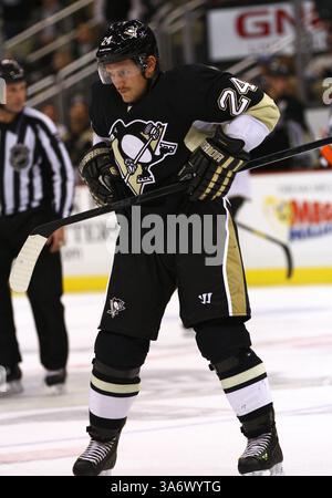 11. November 2011 - Pittsburgh, Pennsylvania, USA - Pittsburgh Linksaußen gibt sich Matt Cooke (24) bläst eine Schnellverstellung vor dem Pfiff. Die Pittsburgh Penguins besiegte den Dallas Stars 3: 1. (Kredit-Bild: © Brian Kunst/Southcreek/ZUMAPRESS.com) Stockfoto
