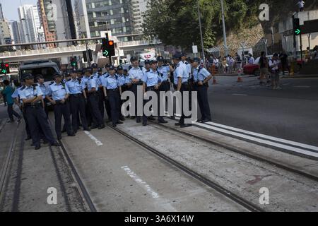 13. Oktober 2014 - Hongkong, China - Polizeibeamte treffen sich am 13. Oktober 2014 in der Admiralität Pro-Democracy Sit-in in Hongkong. Die Spannungen in Hongkong sind hoch, da die Polizeibeamten nach 15 Tagen Besatzung begannen, einige Barrikaden zu entfernen. (Bild: © Raul Ariano/ZUMA Wire/ZUMAPRESS.com) Stockfoto
