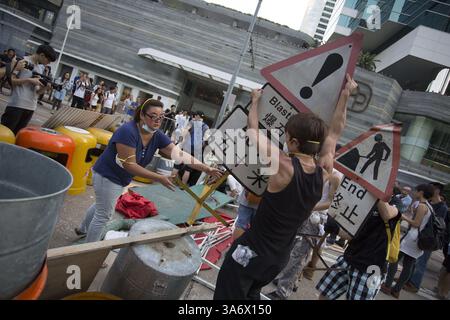 13. Oktober 2014 - Hongkong, China - Demokratische Demonstranten bauen am 13. Oktober 2014 die Barrikaden in der Admiralität in Hongkong wieder auf. Die Spannungen in Hongkong sind hoch, da die Polizisten nach 15 Tagen Besatzung begannen, eine Barrikade zu entfernen. (Bild: © Raul Ariano/ZUMA Wire/ZUMAPRESS.com) Stockfoto