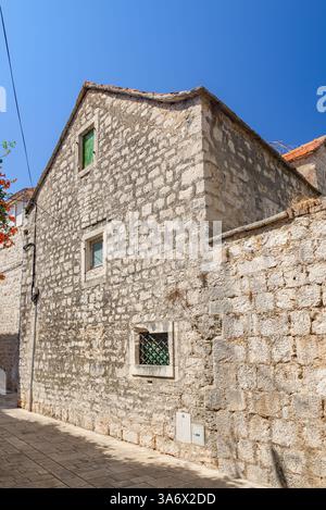 Altstadt von Jelsa auf der adriatischen Insel Hvar in der Grafschaft Split-Dalmatien in Kroatien am 24. August 2024 Stockfoto