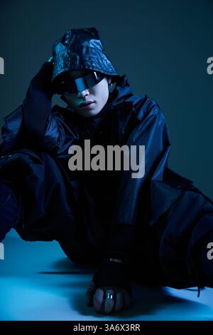 Ein gutaussehender asiatischer Mann in schwarzem Outfit posiert selbstbewusst mit stilvollem Flair. Stockfoto