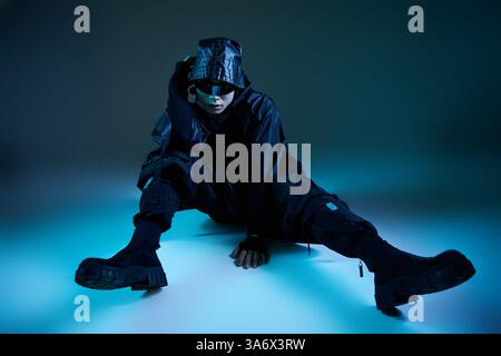 Der stilvolle junge asiatische Mann posiert im Straßenstil vor einem auffälligen Hintergrund. Stockfoto