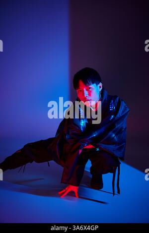 Ein stilvoller junger asiatischer Mann posiert kühn und strahlt Selbstvertrauen und Charme aus. Stockfoto