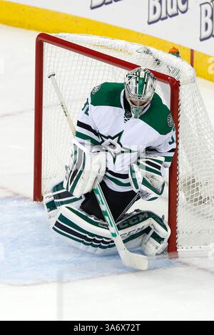 14. Oktober 2014; Torwart Kari Lehtonen (32) der Dallas Stars macht in der ersten Phase des NHL-Spiels zwischen den Dallas Stars und den Columbus Blue Jackets in der Nationwide Arena in Columbus, OH, einen Spar unter seinem Arm. (Bild: © Aaron Doster/Cal Sport Media/ZUMAPRESS.com) Stockfoto
