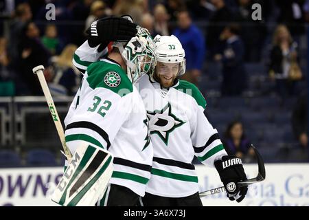 14. Oktober 2014; Torwart Kari Lehtonen (32) feiert mit Teamkollegen Alex Goligoski (33) nach dem NHL-Spiel zwischen den Dallas Stars und den Columbus Blue Jackets in der Nationwide Arena in Columbus, OH. Die Dallas Stars besiegten die Columbus Blue Jackets mit 4:2 (Bild: © Aaron Doster/Cal Sport Media/ZUMAPRESS.com) Stockfoto