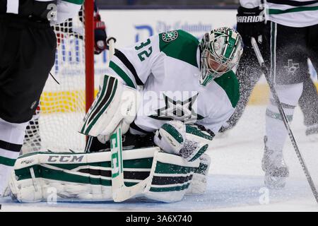 14. Oktober 2014; Torwart Kari Lehtonen (32) der Dallas Stars sichert in der dritten Phase des NHL-Spiels zwischen den Dallas Stars und den Columbus Blue Jackets in der Nationwide Arena in Columbus, OH. Die Dallas Stars besiegten die Columbus Blue Jackets mit 4:2 (Bild: © Aaron Doster/Cal Sport Media/ZUMAPRESS.com) Stockfoto