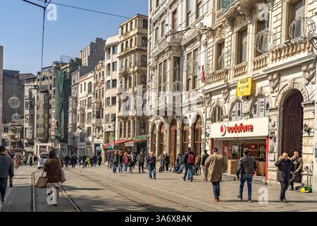 Einkaufsstraße İstiklal Caddesi in Beyoğlu, Istanbul, Türkei | Einkaufsstraße İstiklal Caddesi, Beyoğlu, Istanbul, Türkei Stockfoto