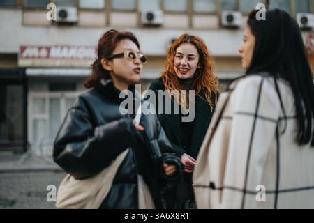 Drei Frauen, die sich auf einer städtischen Straße unterhalten Stockfoto