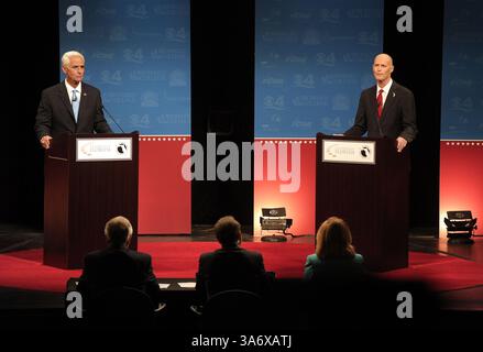 15. Oktober 2014 - DAVIE, FL, USA - Gouverneur Rick Scott rechts und Charlie Crist stehen am Mittwoch, 15. Oktober 2014, im Broward College in DAVIE, Florida, Florida, in der zweiten von drei Gouverneurdebatten gegenüber (Credit Image: © Michael Laughlin/TNS/ZUMA Wire) Stockfoto