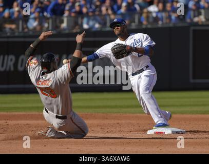 Oktober 2014 - Kansas City, MO, USA - Nelson Cruz der Orioles steht auf dem zweiten Platz, als Royals Alcides Escobar Delmon Young im 2. Inning von Spiel 4 des ALCS ausscheidet Mittwoch, 15. Oktober 2014 im Kauffman Stadium in Kansas City, Mo. (Kreditbild: © Karl Merton Ferron/TNS/ZUMA Wire) Stockfoto