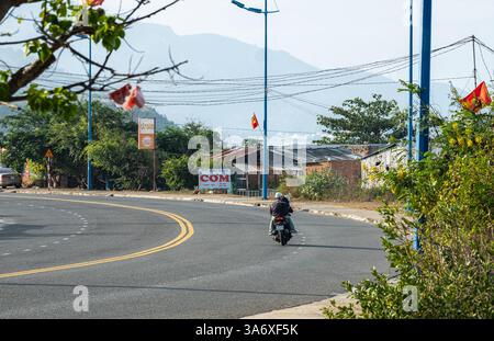Asphaltstraße in der Provinz Khan Hoa. Motorradfahrer fahren auf Landstraßen durch die Landschaft in Vietnam Reisefoto-Nha Trang Vietnam-März 29,2024 Stockfoto