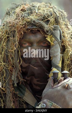 Mai 1991; Fort Dix, NJ, USA; (DATEIFOTO) US-Militär, Armee, Camoflage, Spezialkräfte, Green Barett, Rang, Ränge, Helm, Verkleidung, Waffe, Gewehr, Scharfschütze, Scharfschütze. Stockfoto
