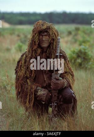 Januar 1993; Fort Dix, NJ, USA; (DATEIFOTO) US-Militär, Armee, Camoflage, Spezialkräfte, Green Barett, Rang, Ränge, Helm, Verkleidung, Waffe, Gewehr, Scharfschütze, Scharfschütze. Stockfoto