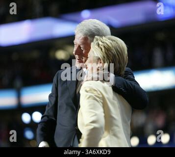 Juli 2004; Boston, MA, USA; der ehemalige Präsident BILL CLINTON umarmt seine Frau Senatorin HILLARY CLINTON, nachdem sie den ehemaligen Präsidenten bei der Democratic National Convention in Boston vorgestellt hatte. Stockfoto