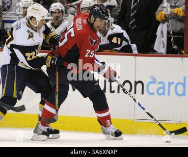 26. Dezember 2008: Viktor Kozlov (25) der Washington Capitals versucht, den Puck vor den Buffalo Sabres' Adam Mair (22) während der ersten Aktion im Verizon Center in Washington, D.C. am Freitag, den 26. Dezember 2008 zu kontrollieren. (Chuck Myers/MCT) (Kreditbild: © Chuck Myers/MCT/ZUMAPRESS.com) Stockfoto