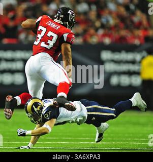 28. Dezember 2008: St. Louis Rams Safety Todd Johnson (35) hält die Atlanta Falcons im ersten Quartal im Georgia Dome in Atlanta, Georgia, am Sonntag, den 28. Dezember 2008, nicht auf, Michael Turner (33) zurückzulaufen. Die Falcons besiegten die Rams mit 31:27. (Pouya Dianat/Atlanta Journal-Constitution/MCT) (Bild: © Pouya Dianat/MCT/ZUMAPRESS.com) Stockfoto