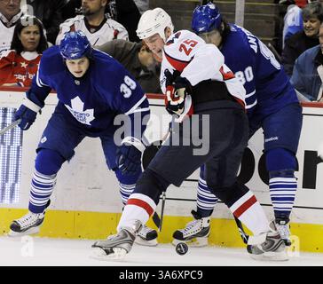 28. Dezember 2008: Toronto Maple führt John Mitchell (39) und Nik Antropov (80) und Viktor Kozlov (25) der Washington Capitals im Verizon Center in Washington, D.C. am Sonntag, 28. Dezember 2008 um den Puck. (Chuck Myers/MCT) (Kreditbild: © Chuck Myers/MCT/ZUMAPRESS.com) Stockfoto