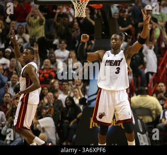 30. Dezember 2008: Dwyane Wade (3) von Miami Heat und Mario Chalmers feiern 104-95 am Dienstag, 30. Dezember 2008, ihren Sieg über die Cleveland Cavaliers in der American Airlines Arena in Miami, Florida. (Hector Gabino/El Nuevo Herald/MCT) (Kreditbild: © Hector Gabino/MCT/ZUMAPRESS.com) Stockfoto