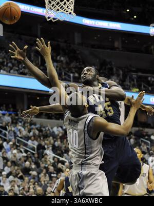 3. Januar 2009: Pittsburgh-Stürmer DeJuan Blair (45) wirft am Samstag, den 3. Januar 2009, einen Schuss über das Georgetown-Zentrum Greg Monroe (10). Pitt besiegte Georgetown mit 70:54. (Chuck Myers/MCT) (Kreditbild: © Chuck Myers/MCT/ZUMAPRESS.com) Stockfoto