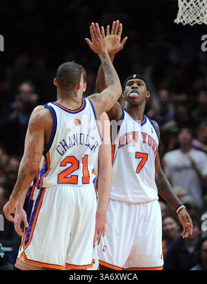 4. Januar 2009: Wilson Chandler (21) gratuliert Al Harrington (7), der im vierten Viertel von den Boston Celtics im Madison Square Garden in New York am Sonntag, 4. Januar 2009, bejubelt wurde. (J. Conrad Williams Jr./Newsday/MCT) (Kreditbild: © J. Conrad Williams Jr/MCT/ZUMAPRESS.com) Stockfoto