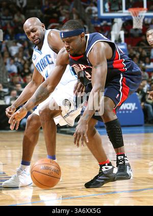 9. Januar 2009: Orlando Magic Guard Anthony Johnson, Linke, und die Atlanta Hawks' Ronald ''Flip'' Murray kämpfen um den Ball während der Spiele in der Amway Arena in Orlando, Florida, Freitag, 9. Januar 2009. The Magic besiegte die Hawks zwischen 121 und 87. (Jacob Langston/Orlando Sentinel/MCT) (Bild: © Jacob Langston/MCT/ZUMAPRESS.com) Stockfoto
