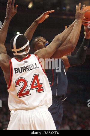 15. Januar 2009: Der Stürmer von St. John's Justin Burrell bezwingt Jeff Adrien in der zweiten Halbzeit im Madison Square Garden in New York, Donnerstag, 15. Januar 2009. (Michael McAndrews/Hartford Courant/MCT) (Bild: © Michael McAndrews/MCT/ZUMAPRESS.com) Stockfoto