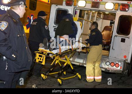 15. Januar 2009 – Überlebende des Fluges 1549 der US Airways werden am Donnerstag, den 15. Januar 2009, in das St. Luke's-Roosevelt Hospital in New York, New York, geführt. Das Flugzeug, das nach Charlotte, NC, fuhr, wenige Minuten nach dem Start vom LaGuardia Airport in den Hudson River. (JORI Klein/Newsday/MCT) (Bild: © Jori Klein/MCT/ZUMAPRESS.com) Stockfoto