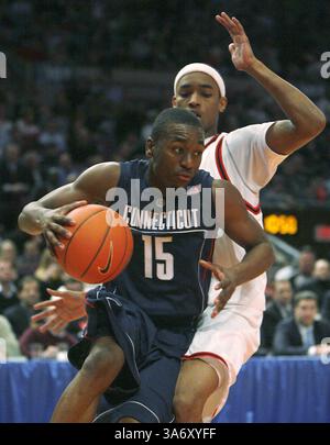 15. Januar 2009: Kemba Walker fährt in der zweiten Hälfte im Madison Square Garden in New York um St. John's TyShawn Edmondson 2009. (Michael McAndrews/Hartford Courant/MCT) (Bild: © Michael McAndrews/MCT/ZUMAPRESS.com) Stockfoto