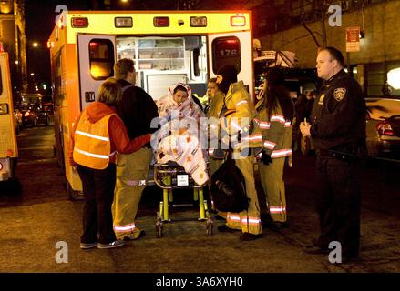 15. Januar 2009 – Überlebende des Fluges 1549 der US Airways werden am Donnerstag, den 15. Januar 2009, in das St. Luke's-Roosevelt Hospital in New York, New York, geführt. Das Flugzeug, das nach Charlotte, NC, fuhr, wenige Minuten nach dem Start vom LaGuardia Airport in den Hudson River. (JORI Klein/Newsday/MCT) (Bild: © Jori Klein/MCT/ZUMAPRESS.com) Stockfoto