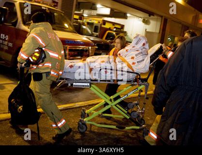 15. Januar 2009 – Überlebende des Fluges 1549 der US Airways werden am Donnerstag, den 15. Januar 2009, in das St. Luke's-Roosevelt Hospital in New York, New York, geführt. Das Flugzeug, das nach Charlotte, NC, fuhr, wenige Minuten nach dem Start vom LaGuardia Airport in den Hudson River. (JORI Klein/Newsday/MCT) (Bild: © Jori Klein/MCT/ZUMAPRESS.com) Stockfoto