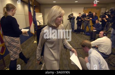 15. Januar 2009: Terri Pope, Sprecher der US Airways, spricht am Donnerstag, 15. Januar 2009, in Charlotte, North Carolina, vor den Medien. US-Airways-Flug 1549 ging auf dem Hudson River in New York City, New York, ab. (Todd Sumlin/Charlotte Observer/MCT) (Bild: © Todd Sumlin/MCT/ZUMAPRESS.com) Stockfoto