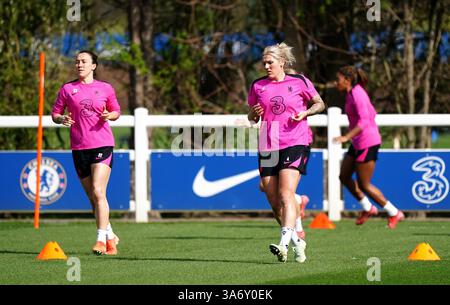 Chelsea's Lucy Bronze (links) und Millie Bright während eines Trainings auf dem Cobham Training Ground, London. Bilddatum: Mittwoch, 26. März 2025. Siehe PA Story SOCCER Chelsea Women. Stockfoto