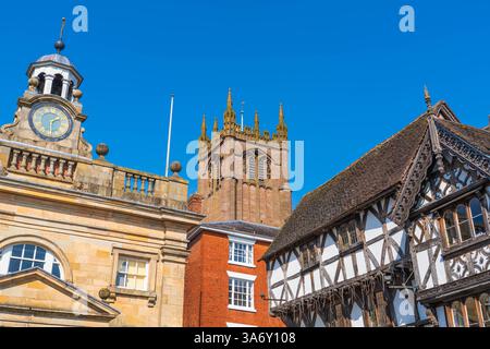 Gebäude in der malerischen Shropshire Marktstadt Ludlow mit Holzwerkhäusern, St. Lawrences Kirche und Markthalle Stockfoto