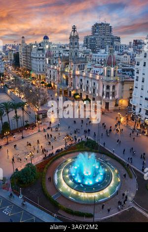 Rathaus, Blick von der Dachterrasse des Atenea Sky bei Sonnenuntergang, Plaza del Ayuntamiento, Valencia, Comunidad Valenciana, Spanien, Europa Stockfoto