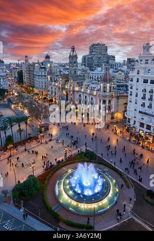 Rathaus, Blick von der Dachterrasse des Atenea Sky bei Sonnenuntergang, Plaza del Ayuntamiento, Valencia, Comunidad Valenciana, Spanien, Europa Stockfoto