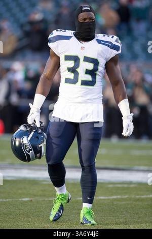 7. Dezember 2014: Seattle Seahawks Running Back Christine Michael (33) schaut während der Aufwärmphase vor dem NFL-Spiel zwischen den Seattle Seahawks und den Philadelphia Eagles im Lincoln Financial Field in Philadelphia an. Die Seattle Seahawks gewannen 24:14. (Bild: © Chris Szagola/Cal Sport Media/ZUMAPRESS.com) Stockfoto