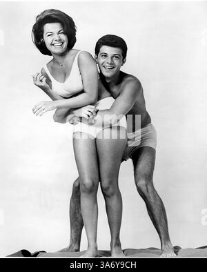 DATEIFOTO - ANNETTE FUNICELLO, ein Mitglied des Mickey Mouse Club und Ikone, die in einer Reihe von „Beach“-Filmen der 60er Jahre spielte, starb am 8. April 2013 im Alter von 70 Jahren. Funicello wurde 1987 mit Multipler Sklerose diagnostiziert und wurde ein Befürworter für die Behandlung der Krankheit. Foto: Undatiertes Werbefoto von ANNETTE FUNICELLO und FRANKIE AVALON. (Kreditbild: © SMP/Globe Photos/ZUMAPRESS.com) Stockfoto
