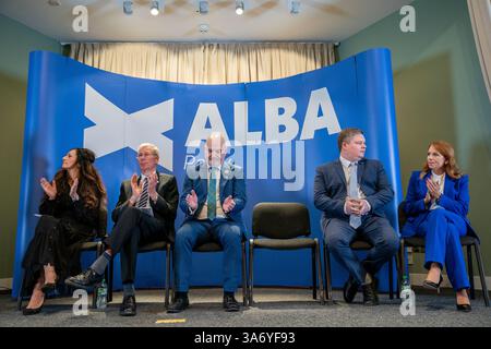 (Von links nach rechts) Parteivorsitzende Tasmina Ahmed-Sheikh, neuer Parteivorsitzender Kenny MacAskill, neuer Stellvertreter Neale Hanvey, Chris McEleny und Ash Regan, nachdem bekannt gegeben wurde, dass Kenny MacAskill der neue Parteivorsitzende der Alba Party in der Lauriston Hall in Edinburgh sein wird. Der ehemalige Abgeordnete Kenny MacAskill und MSP Ash Regan kandidierten beide nach dem Tod von Alex Salmond für den Posten des Parteivorsitzenden der Alba. Bilddatum: Mittwoch, 26. März 2025. Stockfoto