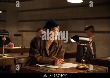10. Dezember 2014 – herausragende Darbietung einer weiblichen Schauspielerin in einer Nebenrolle: KEIRA KNIGHTLEY als Joan Clarke in The Weinstein Company „THE IMITATION GAME“ – ERSCHEINUNGSDATUM: 28. November 2014. TITEL: The Imitation Game. STUDIO: Die Weinstein Company. DIREKTOR: Morten Tyldum. Der englische Mathematiker und Logiker Alan Turing hilft, den Enigma-Code während des Zweiten Weltkriegs zu knacken IM BILD: KEIRA KNIGHTLEY als Joan Clarke. (Kreditbild: © The Weinstein Company/Entertainment Pictures/ZUMAPRESS.com) Stockfoto