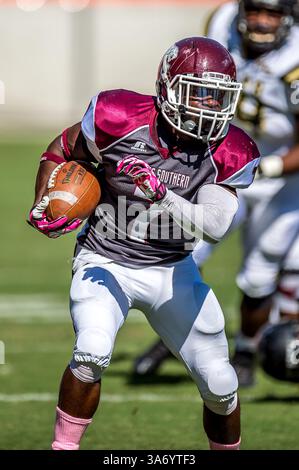25. Oktober 2014: Houston, Texas, USA: Texas Southern Tigers Running Back Daveonn Porter (7) holt einen ersten Rückstand während eines NCAA-Fußballspiels zwischen der University of Arkansas at Pine Bluff Golden Lions und den Texas Southern Tigers im BBVA Compass Stadium, Houston, Tx. Arkansas-Pine Bluff Beat TSU 38-37(Bild: © Rudy Hardy/Cal Sport Media/ZUMAPRESS.com) Stockfoto