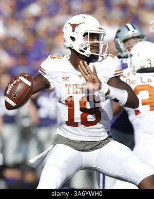 25. Okt. 2014 - Manhattan, KS, USA - Texas Quarterback Tyrone Swoopes (18) sucht am Samstag, 25. Okt. 2014 im Bill Snyder Family Stadium in Manhattan, Kan. Einen Empfänger gegen Kansas State. Der Gastgeber Wildcats gewann mit 23:0. (Kreditbild: © Bo Rader/TNS/ZUMA Wire) Stockfoto