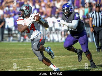 Oktober 2014: . Texas Tech Red Raiders Running Back Kenny Williams (34) holt sich einen Pass für einen ersten Down. Eines NCAA-Fußballspiels zwischen den Texas Tech Red Raiders und den TCU Horned Frogs im Amon G. Carter Stadium in Fort Worth, Texas. . (Bild: © Manny Flores/Cal Sport Media). TCU gewinnt 82-27 Stockfoto