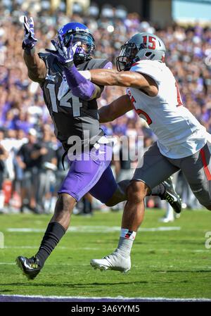 Oktober 2014: . Der Texas Tech Red Raiders Wide Receiver Dylan Cantrell (14) versucht einen Pass zu erwischen, als der Texas Tech Red Raiders Defensive Back Keenon Ward (15) ihn schnappt, bevor der Ball kommt. Von einem NCAA-Fußballspiel zwischen den Texas Tech Red Raiders und den TCU Horned Frogs im Amon G. Carter Stadium in Fort Worth, Texas. . (Bild: © Manny Flores/Cal Sport Media). TCU gewinnt 82-27 Stockfoto