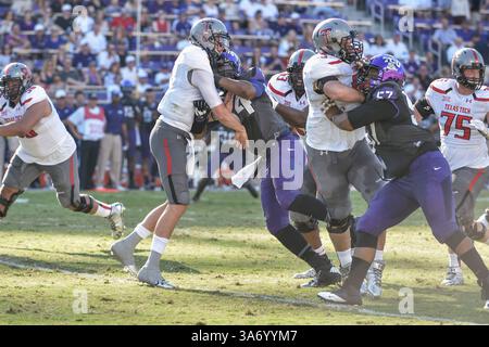 Oktober 2014: . Texas Tech Red Raiders Quarterback Davis Webb (7) wird von TCU Horned Frogs Defensive End Josh Carraway (94) getroffen. Von einem NCAA-Fußballspiel zwischen den Texas Tech Red Raiders und den TCU Horned Frogs im Amon G. Carter Stadium in Fort Worth, Texas. . (Bild: © Manny Flores/Cal Sport Media). TCU gewinnt 82-27 Stockfoto