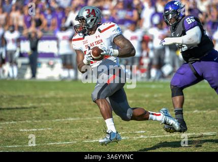 Oktober 2014: . Texas Tech Red Raiders Running Back Kenny Williams (34) holt sich einen Pass für einen ersten Down. Eines NCAA-Fußballspiels zwischen den Texas Tech Red Raiders und den TCU Horned Frogs im Amon G. Carter Stadium in Fort Worth, Texas. . (Bild: © Manny Flores/Cal Sport Media). TCU gewinnt 82-27 Stockfoto
