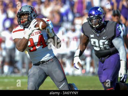 Oktober 2014: . Texas Tech Red Raiders Running Back Kenny Williams (34) holt sich einen Pass für einen ersten Down. Eines NCAA-Fußballspiels zwischen den Texas Tech Red Raiders und den TCU Horned Frogs im Amon G. Carter Stadium in Fort Worth, Texas. . (Bild: © Manny Flores/Cal Sport Media). TCU gewinnt 82-27 Stockfoto