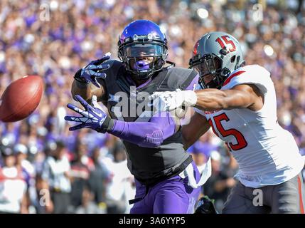 Oktober 2014: . Der Texas Tech Red Raiders Wide Receiver Dylan Cantrell (14) versucht einen Pass zu erwischen, als der Texas Tech Red Raiders Defensive Back Keenon Ward (15) ihn schnappt, bevor der Ball kommt. Von einem NCAA-Fußballspiel zwischen den Texas Tech Red Raiders und den TCU Horned Frogs im Amon G. Carter Stadium in Fort Worth, Texas. . (Bild: © Manny Flores/Cal Sport Media). TCU gewinnt 82-27 Stockfoto
