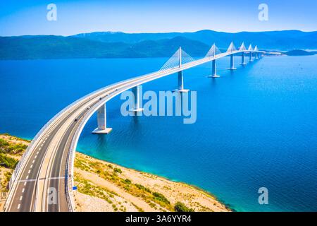 Ein atemberaubender Blick aus der Luft auf die Peljesac-Brücke in Kroatien, mit beeindruckendem, modernem Design über die Adria, verbunden Stockfoto