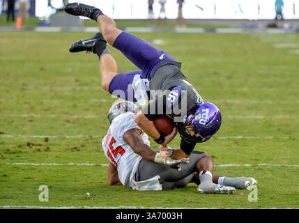 Oktober 2014: . TCU Horned Frogs Quarterback Matt Joeckel (16) wird von Texas Tech Red Raiders Defensive Back Keenon Ward (15) aus einem NCAA-Football-Spiel zwischen den Texas Tech Red Raiders und den TCU Horned Frogs im Amon G. Carter Stadium in Fort Worth, Texas, umgekippt. . (Bild: © Manny Flores/Cal Sport Media). TCU gewinnt 82-27 Stockfoto
